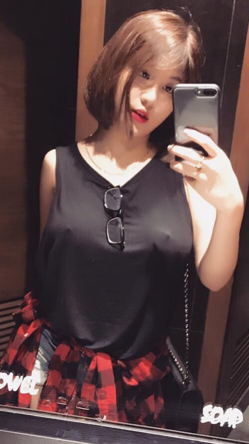 “世界游泳锦标赛新加坡：水上芭蕾选手成全场焦点”