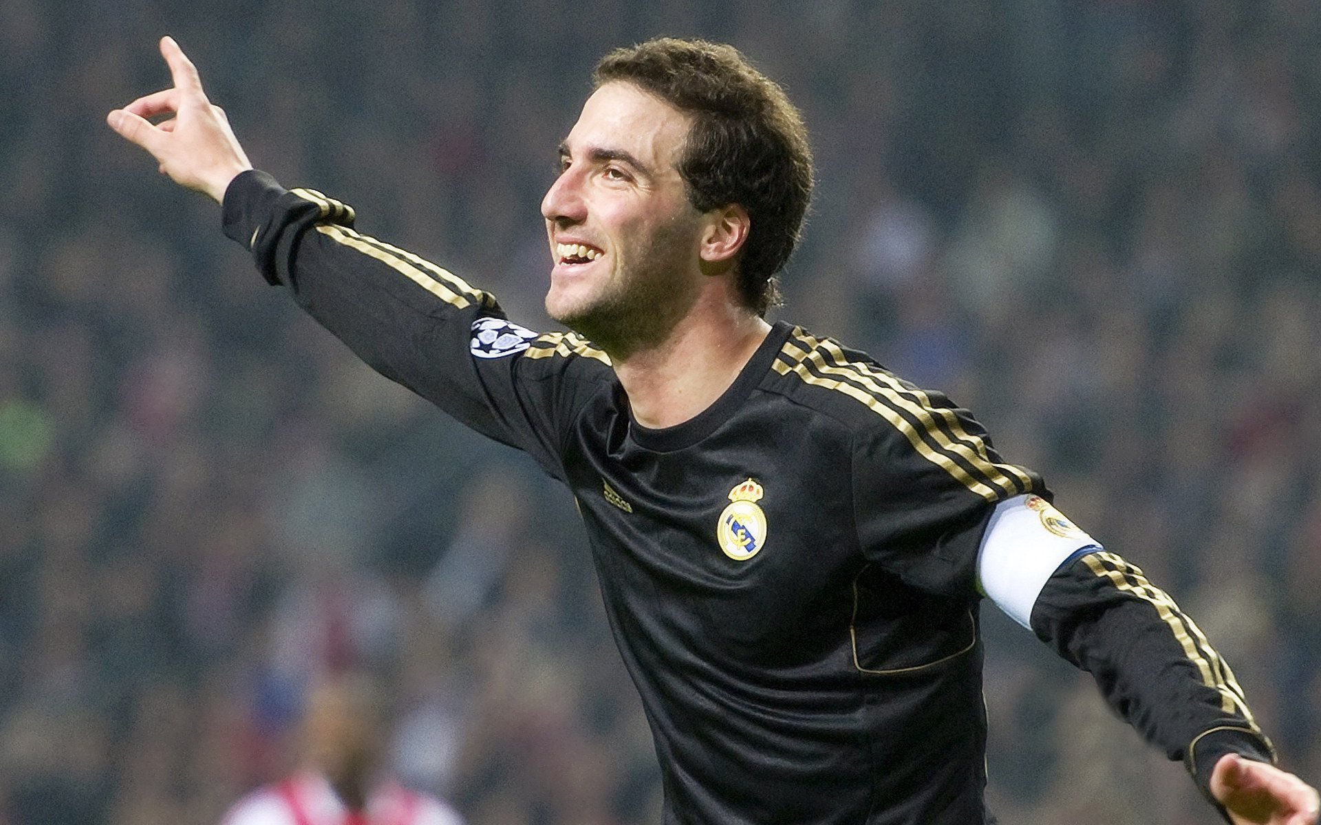 媒体预测联赛冠军归属悬念仍在后续每一场都至关重要,预测今年总冠军