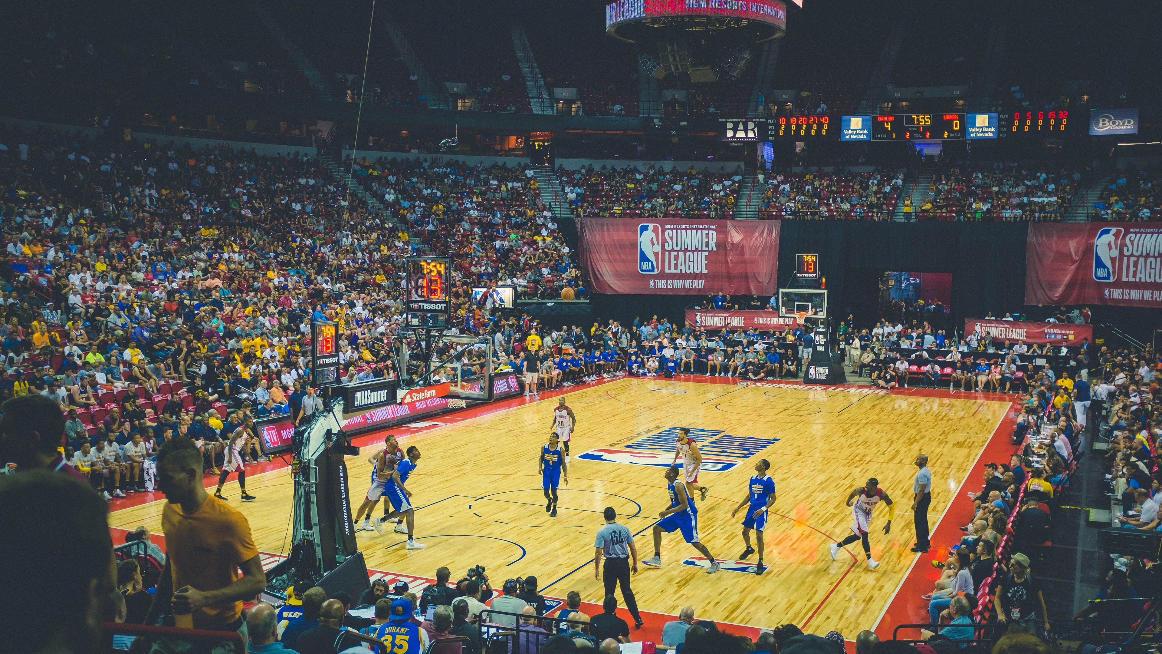 爱游戏app下载-跨界合作新模式：电竞与时尚、影视的深度融合，电竞生态跨界融合